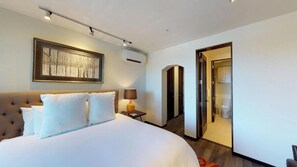 1 habitación, tabla de planchar con plancha, cuna de viaje y wifi