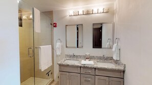 Hair dryer, towels - The Lincoln 303, 1 Bed / 1 Bath, Luxury Apartment with Kitchenette (Santa Fe)