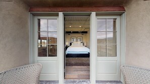 1 chambre, bureau, fer et planche à repasser, lit parapluie