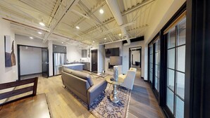 Un intérieur moderne avec un canapé, une table ronde et un banc.