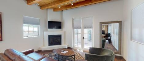 Télévision, cheminée