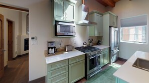 冷蔵庫、電子レンジ、オーブン、コンロ