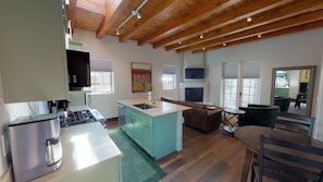 冷蔵庫、電子レンジ、オーブン、コンロ