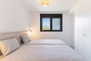 3 bedrooms, free WiFi - Apartment 'Oasis 832D Fase 2' with Sea View, Wi-Fi and Air Conditioning (Estepona)