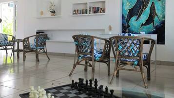 TV LCD 32 polegadas com canais a cabo, TV, livros