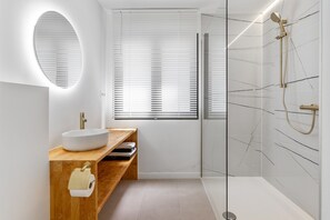 Dusche, Haartrockner, Handtücher