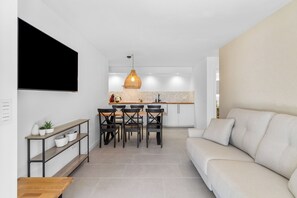 TV - Guest House 'Casita Sombra' with Mountain View, Wi-Fi and Air Conditioning (Tolox)