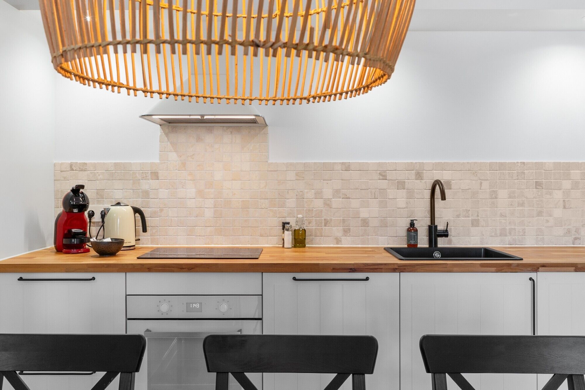 Frigorífico, microondas, horno y placa de cocina