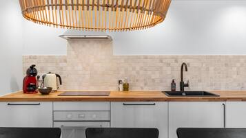 Frigorífico, microondas, horno y placa de cocina