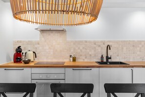 Jääkaappi, mikroaaltouuni, uuni, liesi