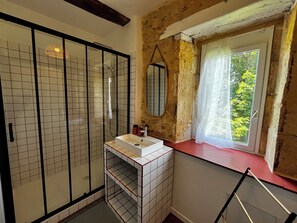 Shower, hair dryer, towels - Charming country cottage with swimming pool (Molières)