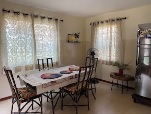 Dining - 3-bedroom green sanctuary in the heart of Accra with beautiful garden pool (Accra)