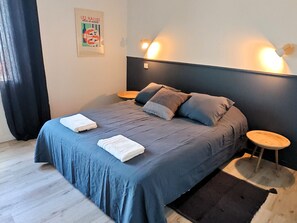 2 chambres, fer et planche à repasser, Wi-Fi gratuit, draps fournis
