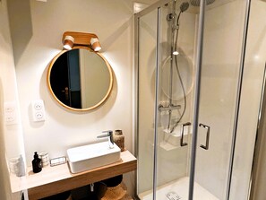 Douche, sèche-cheveux, serviettes fournies