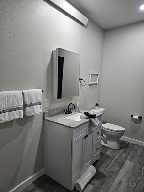 Serviettes fournies, savon, shampoing, papier toilette