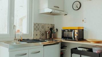 Fridge, microwave, coffee/tea maker, toaster