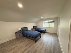 4 bedrooms, iron/ironing board, WiFi, bed sheets