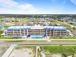 Hotel de vários andares com piscina, situado numa zona residencial.