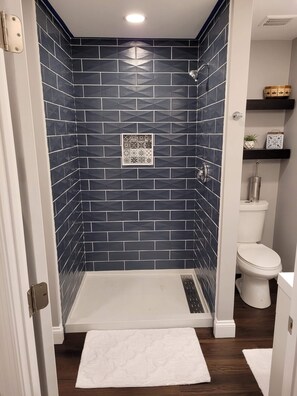 Shower, hair dryer, towels, toilet paper - Mountain Retreat with Pool, Spa and Pond nestled on 15 acres!  Sleeps up to 14! (Baker)
