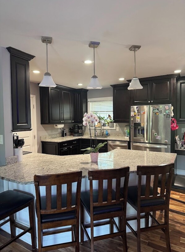 Mikrobølgeovn, ovn, kokeplater og oppvaskmaskin