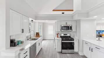 Een magnetron, een oven, een kookplaat, een vaatwasser