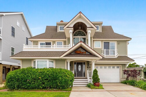 Charming newly updated home in Avalon with endless views of bay and sunset