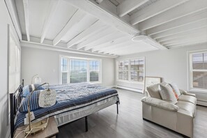 4 makuuhuonetta, työpöytä, silitysrauta/-lauta, Wi-Fi