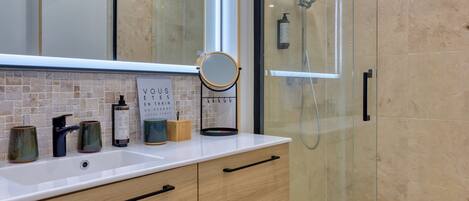 Regadera, amenidades de baño gratuitas, secadora de cabello, toallas