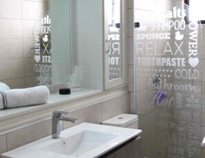 吹风机、毛巾、肥皂、卫生纸