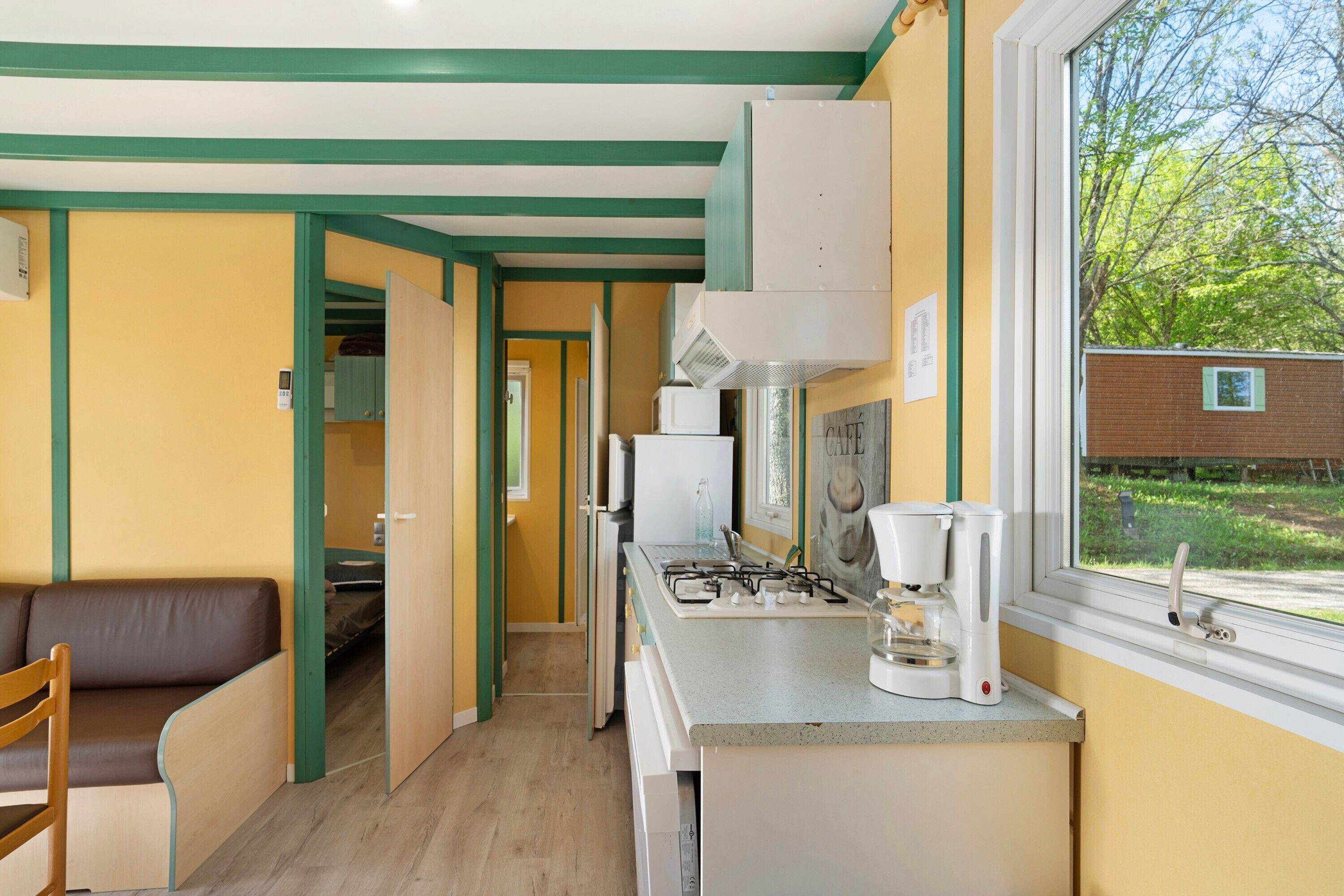 Réfrigérateur, micro-ondes, plaque de cuisson, lave-vaisselle