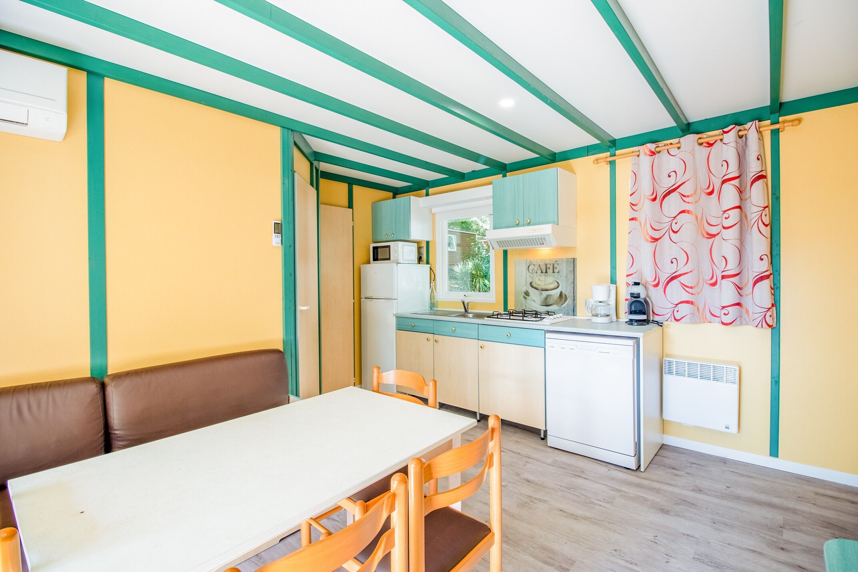 Réfrigérateur, four à micro-ondes, surface de cuisson, lave-vaisselle