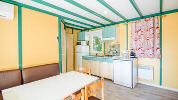 Køleskab, mikrobølgeovn, kogeplade, opvaskemaskine