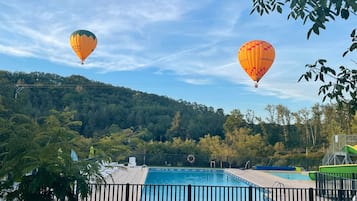 Een verwarmd zwembad