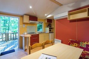 Réfrigérateur, micro-ondes, plaque de cuisson, cafetiÚre/bouilloire