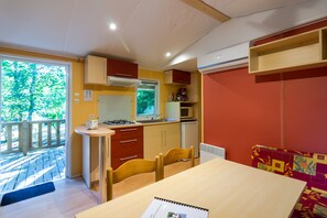 Frigorífico, microondas, placa de cocina y cafetera o tetera