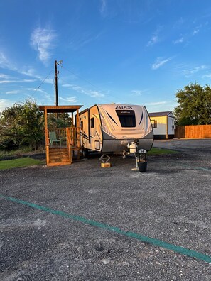 Property grounds - Starlight Retreat RV in Springtown with AC, WiFi (Springtown)