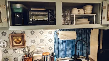 Fridge, microwave, oven, coffee/tea maker