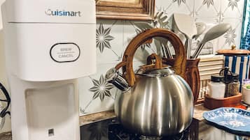 Frigorífico, microondas, horno y cafetera o tetera