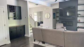 Smart TV, caminetto, libri, monitor per computer