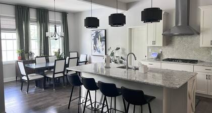 Modern Spacious 6-Bedroom - Track Season Retreat - 20 min from Track