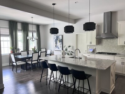 Modern Spacious 6-Bedroom - Track Season Retreat - 20 min from Track