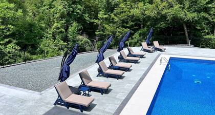 Modern Spacious 6-Bedroom - Track Season Retreat - 20 min from Track