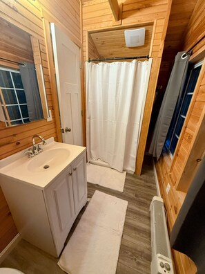 Doccia, asciugamani, sapone, carta igienica