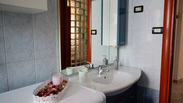 Asciugacapelli, bidet, asciugamani, sapone
