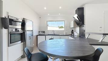 Een koelkast, een microgolfoven, een oven, een kookplaat