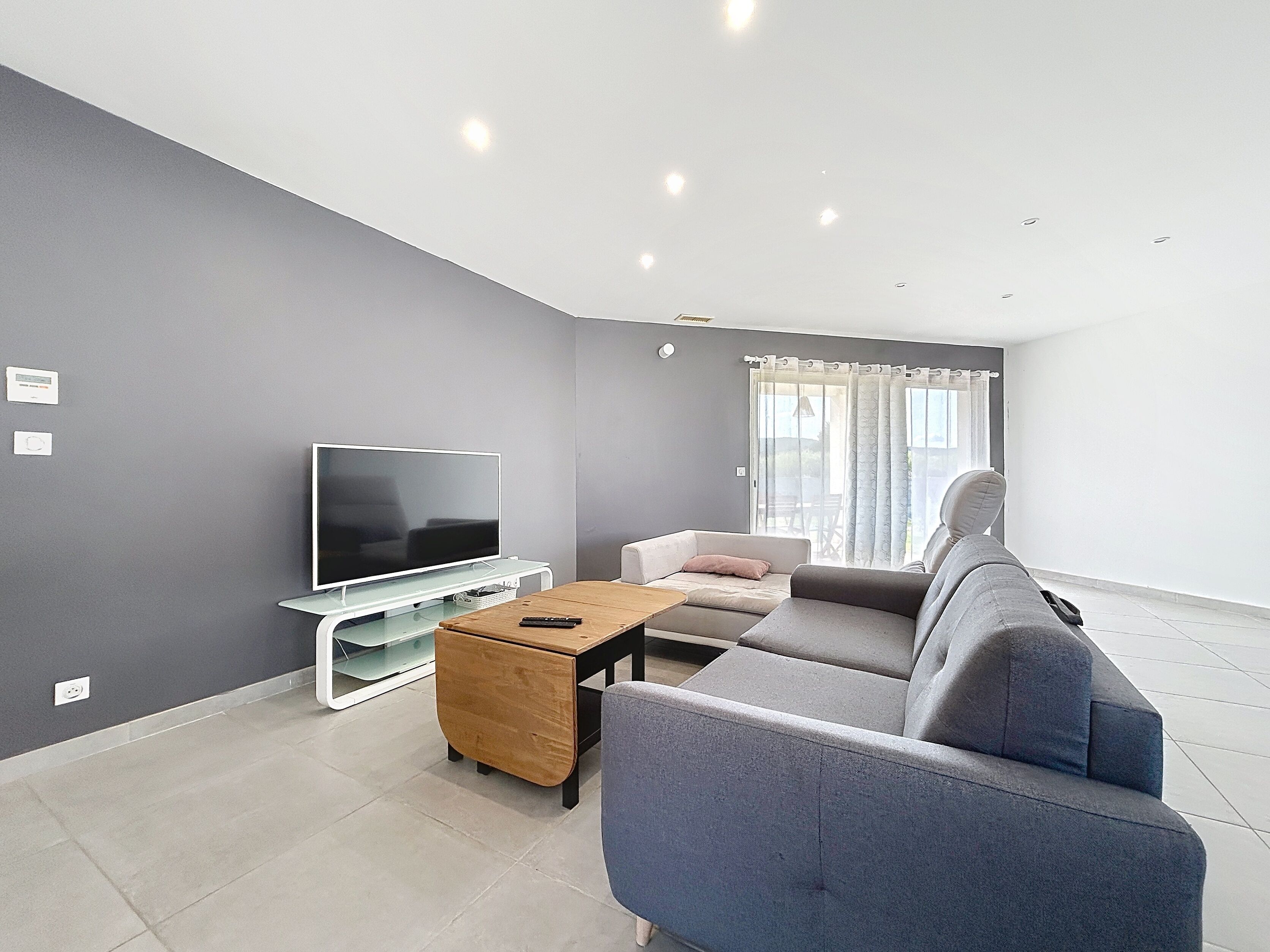 TV connectée, table de tennis de table, livres, chaîne hi-fi