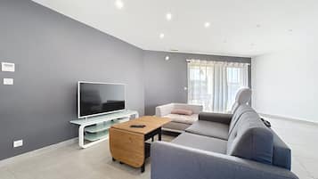 TV connectée, table de tennis de table, livres, chaßne hi-fi