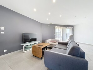 TV connectée, table de tennis de table, livres, chaîne hi-fi