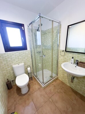Douche, articles de toilette (gratuits), bidet, serviettes fournies