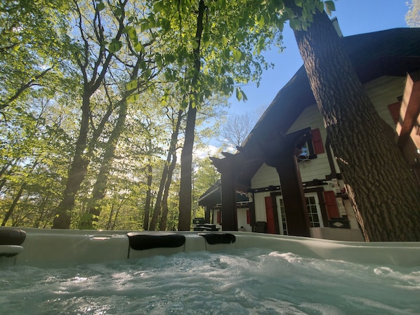 Outdoor spa tub